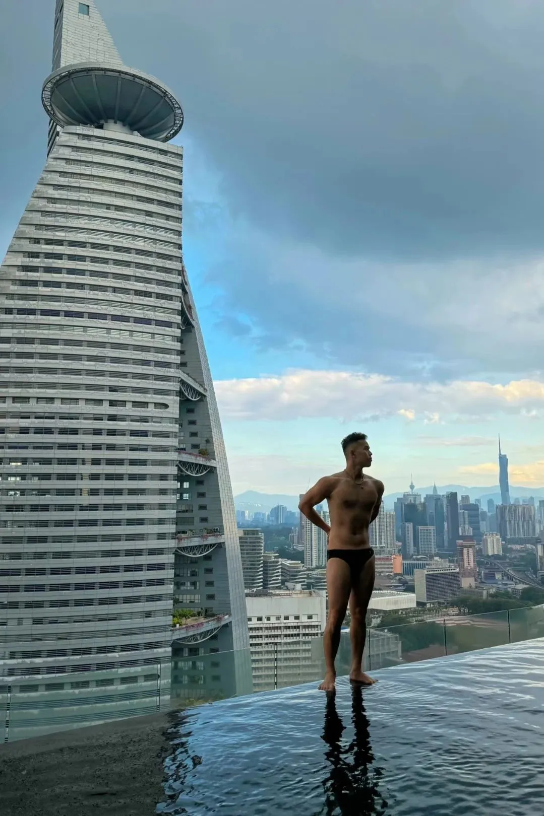 他今年 35 岁了！你敢信吗？！