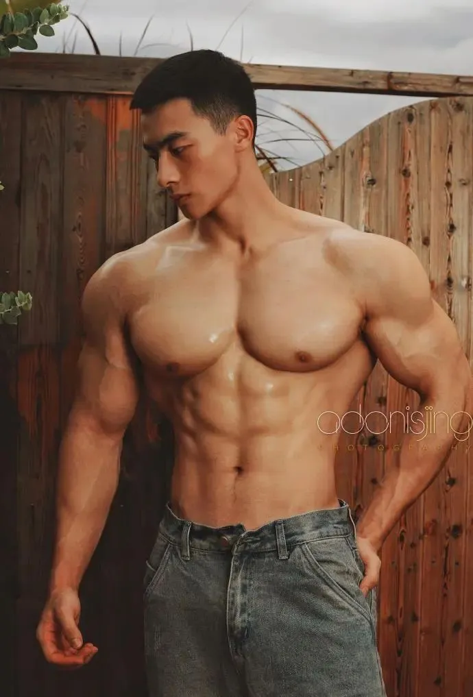 摄影师刘京的男人们，宽肩细腰翘臀是标配