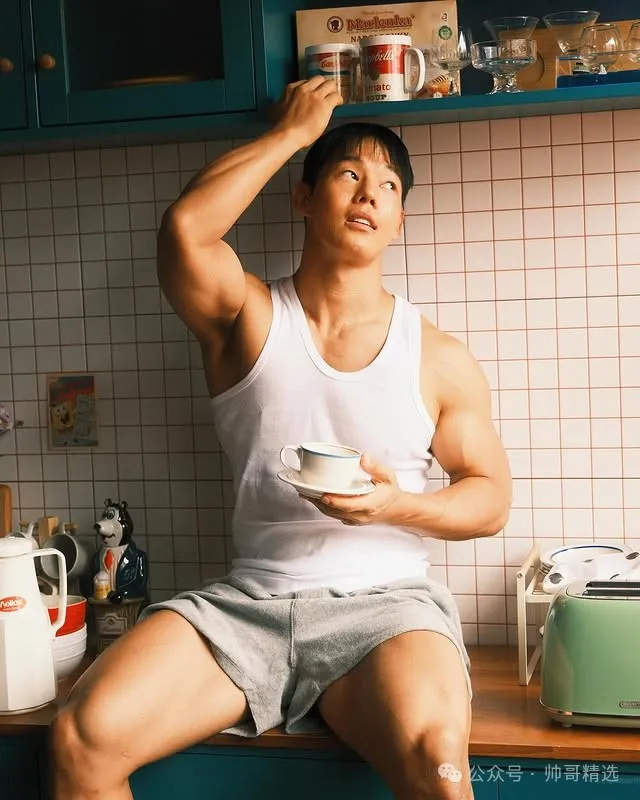 只着丁字裤黑皮肌肉男生 私密大超过写真全曝光