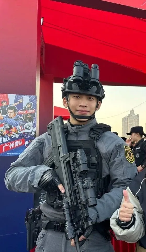 广州荔湾特警小哥火了!这也太太太帅了吧! 广州荔湾特警小哥火了!这也太太太帅了吧!