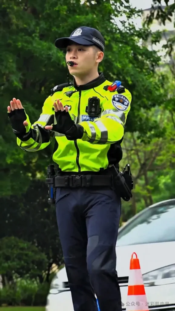 陈 sir 穿修身裤视频实力掩盖不住，竟还是寸头兵哥！