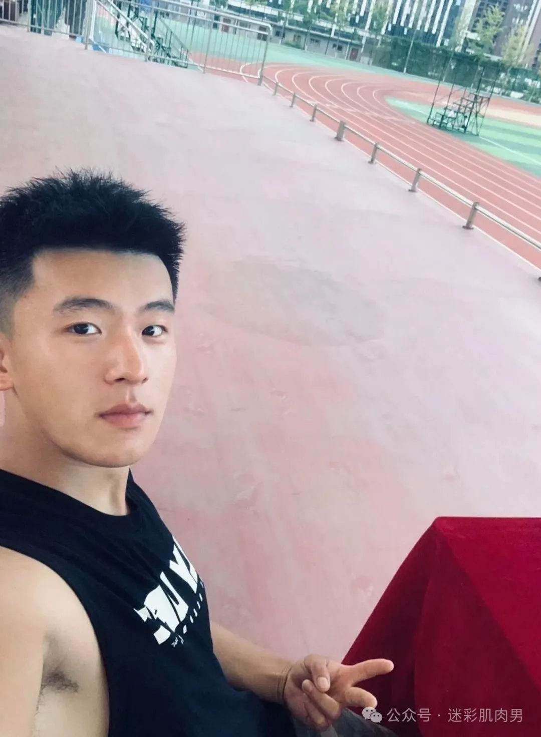 山东 05 年体育生 185CM 穿粉色短裤，谁能拒绝这实力！