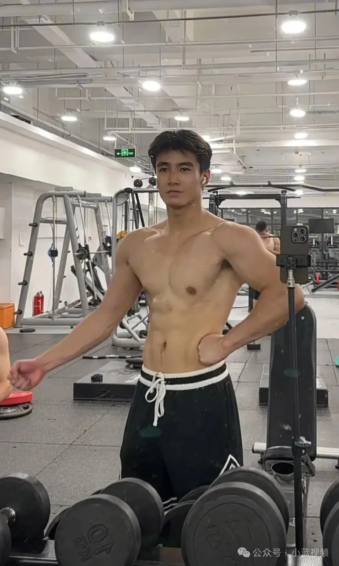 痞帅忧郁型男，肌肉曲线流畅俊美！