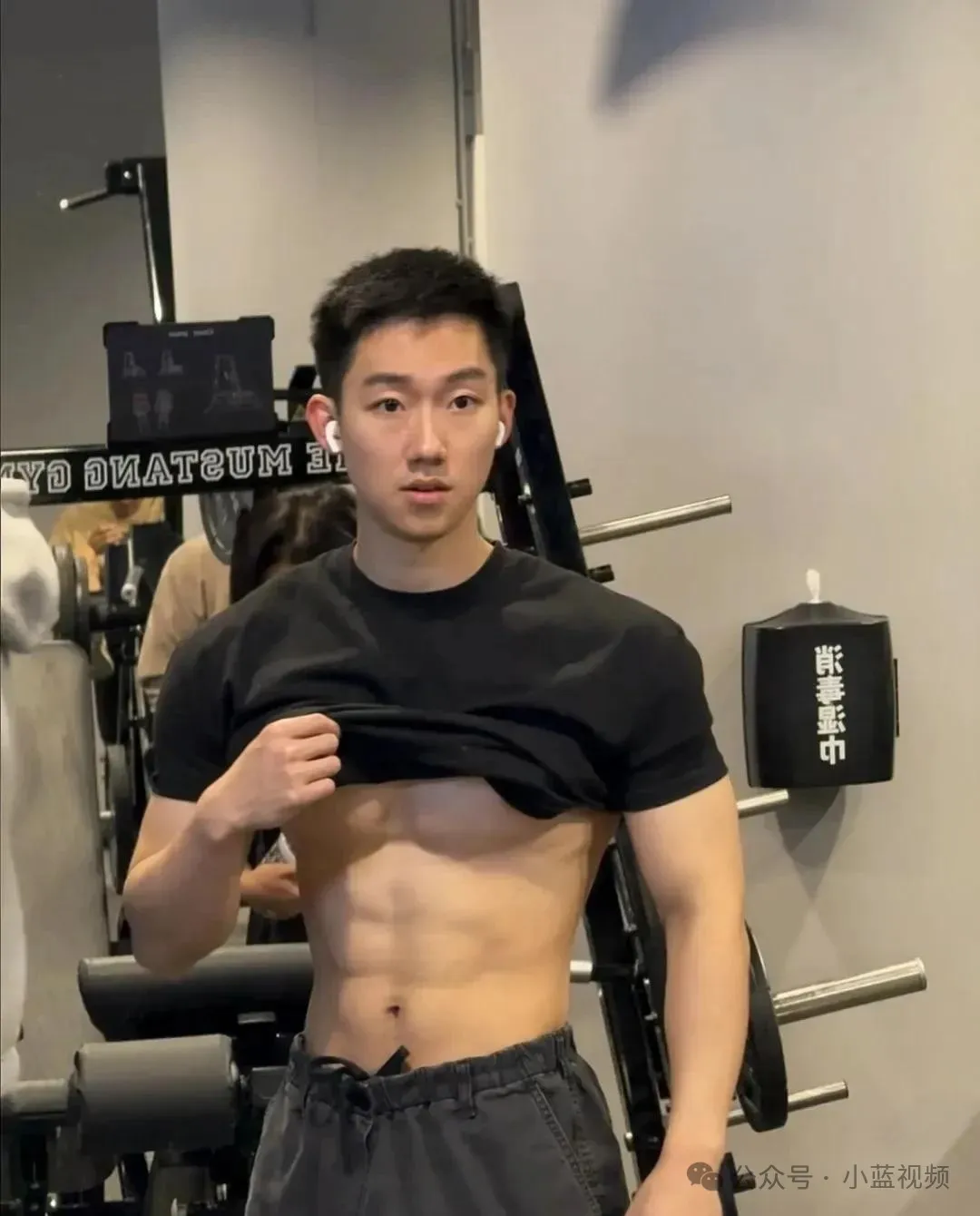 02 年退役兵哥哥，阳光型男颜值身材双在线！