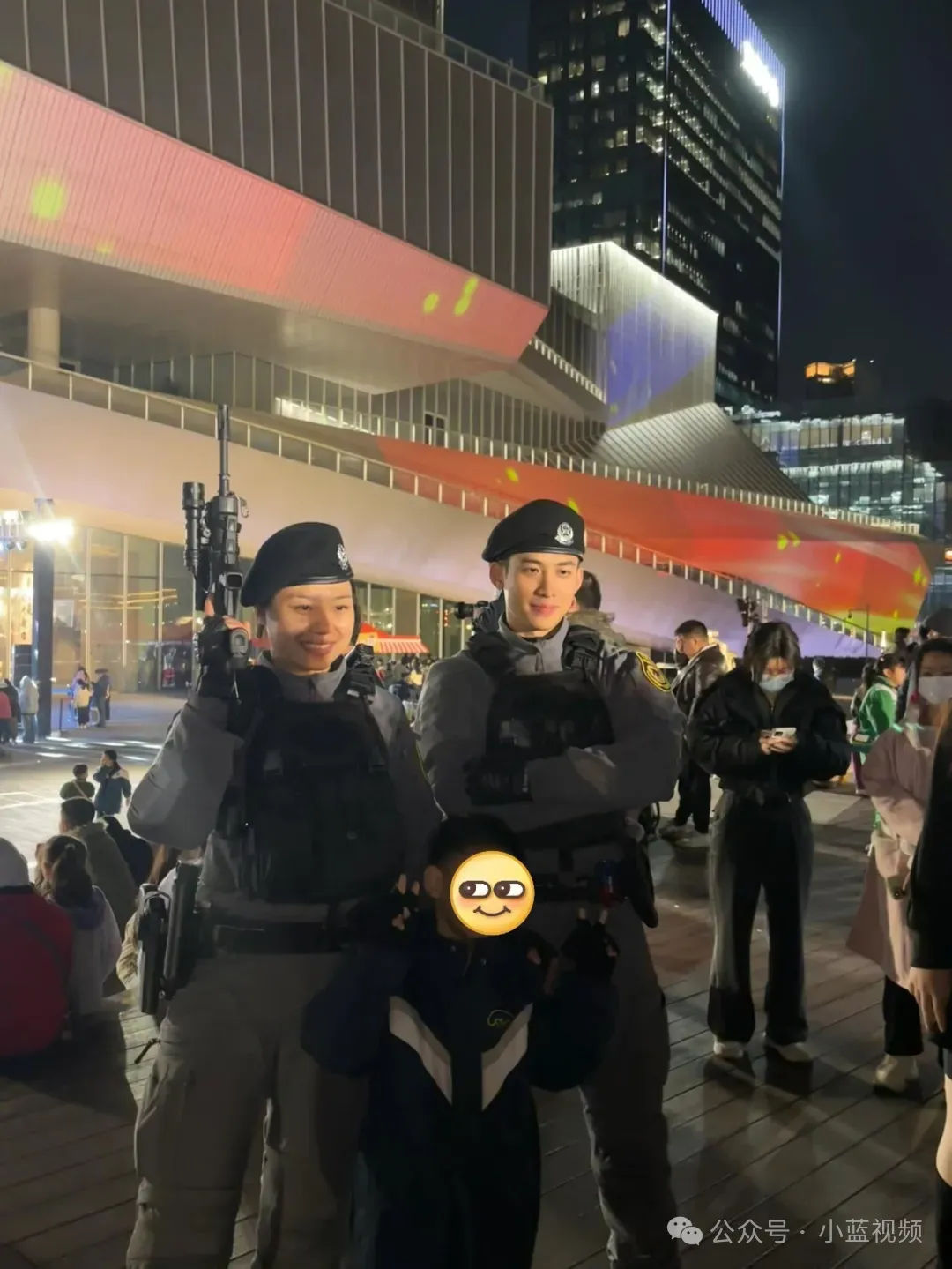 广州神仙颜值特警小哥，笑容太帅了！