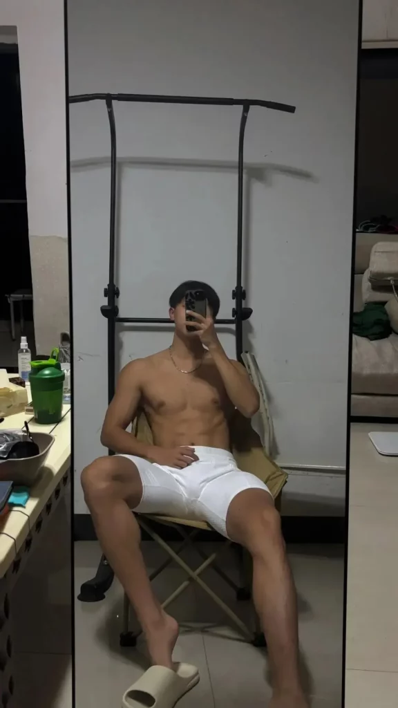黑皮小哥玩划艇腹肌太美，广西小伙从不让人失望！