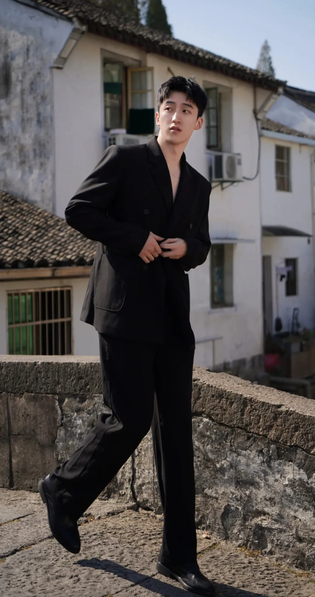 篮球场上的斯文大长腿男孩，阳光活力征服球场！