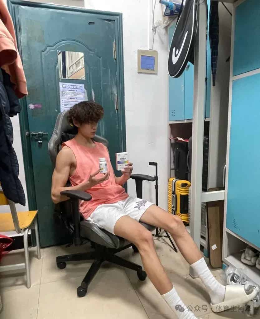 188 男大黑皮白袜体育生，拍照姿势太诱惑.......