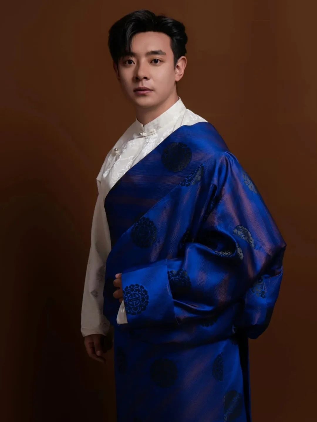 春晚西藏分会场男主持太帅了！藏族帅哥真是多！
