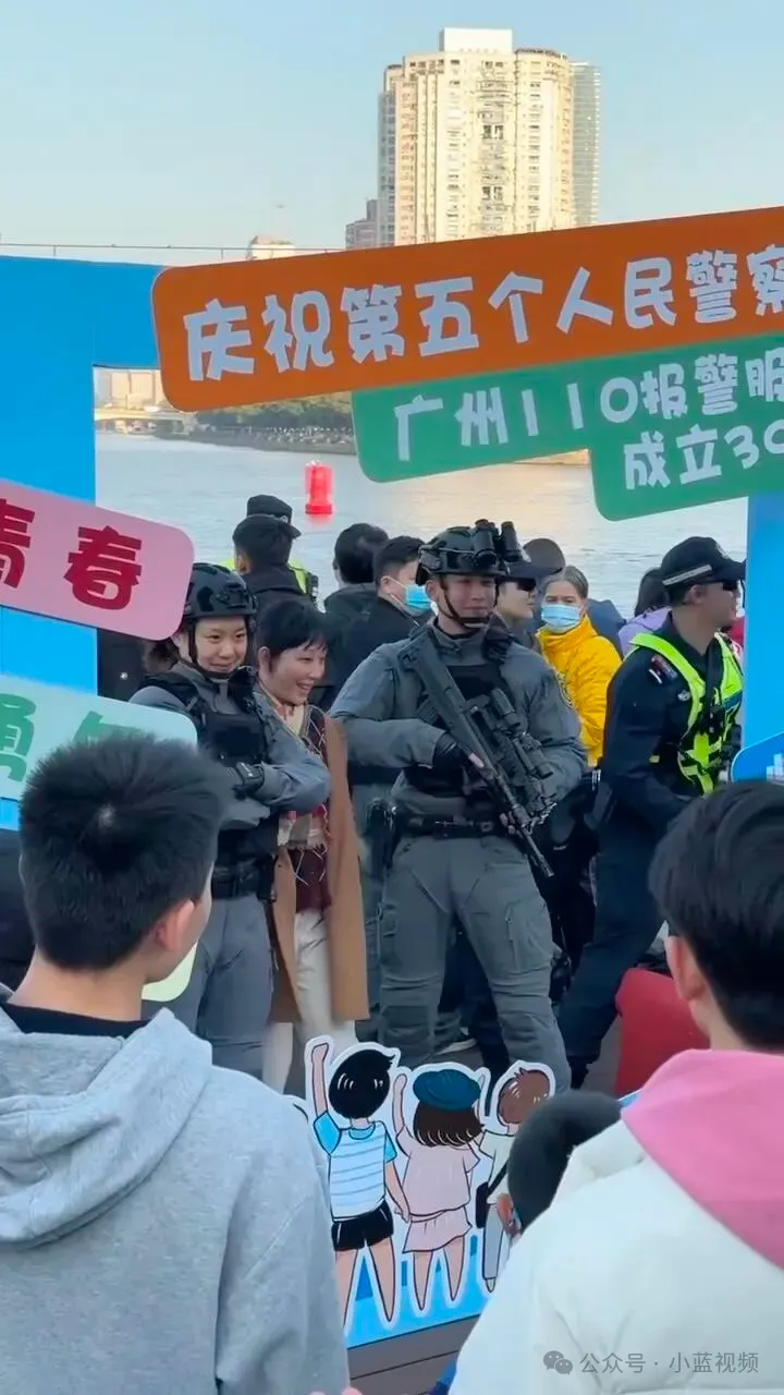 广州神仙颜值特警小哥，笑容太帅了！