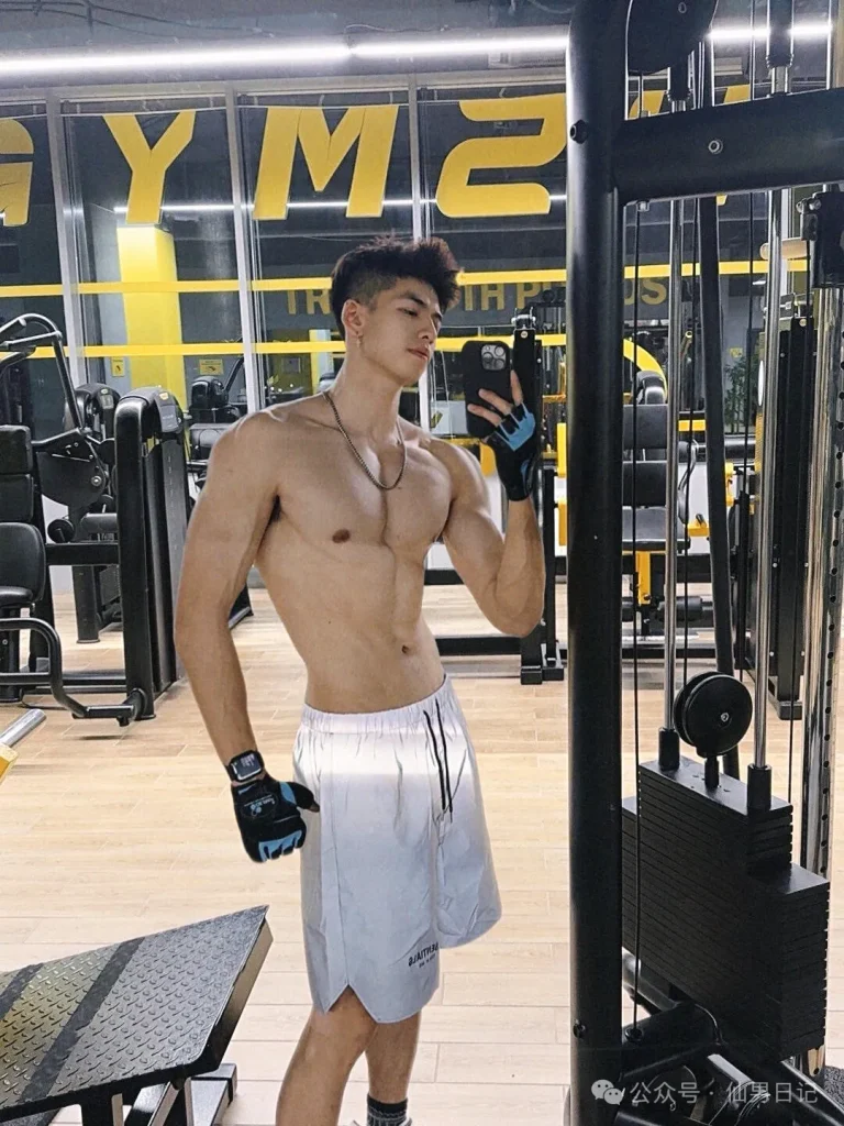 时隔两年，这个 188cm 体育生男大回来了……