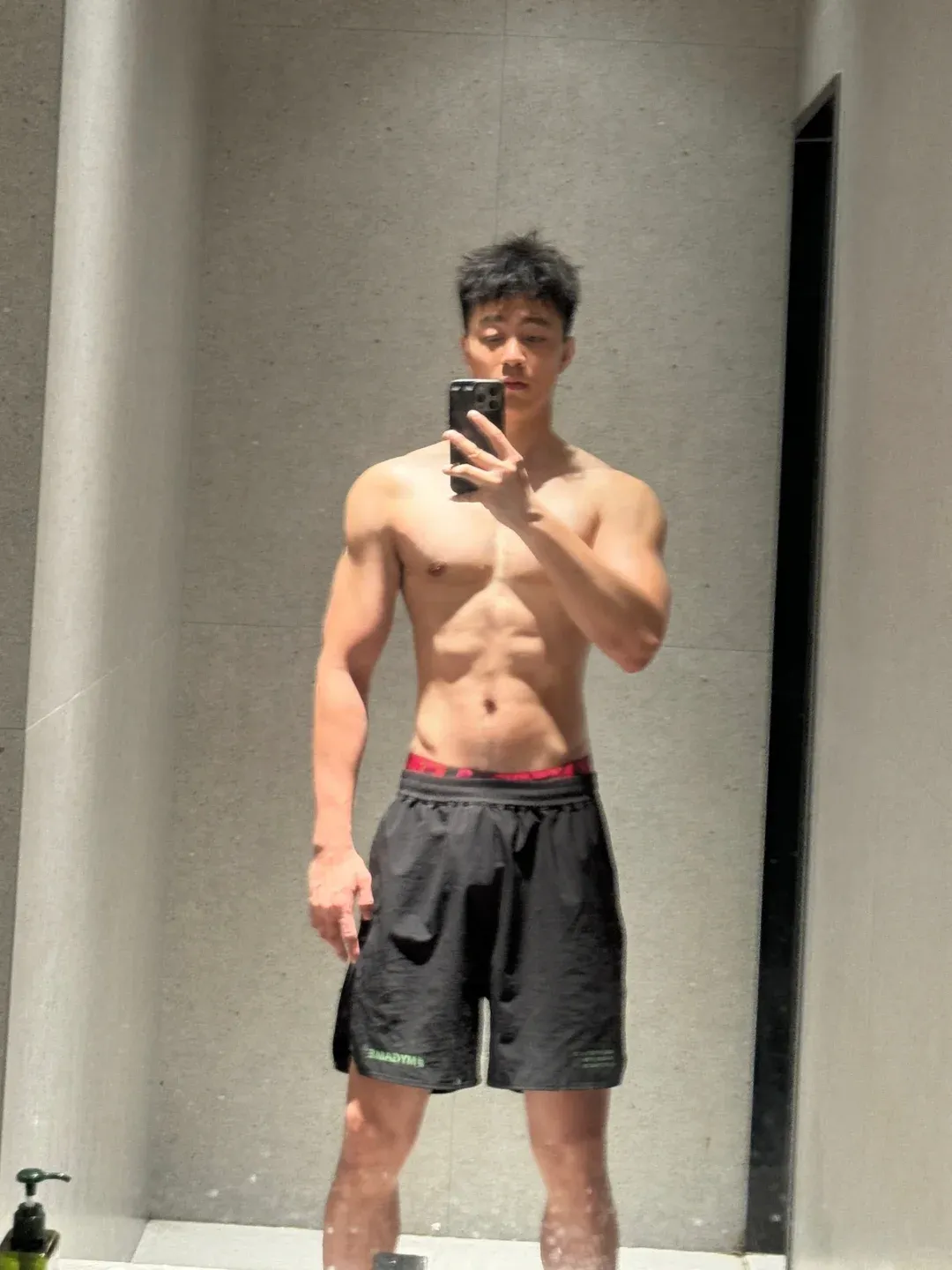 冬天别偷懒！185cm 白袜男邀你寒冬坚持健身