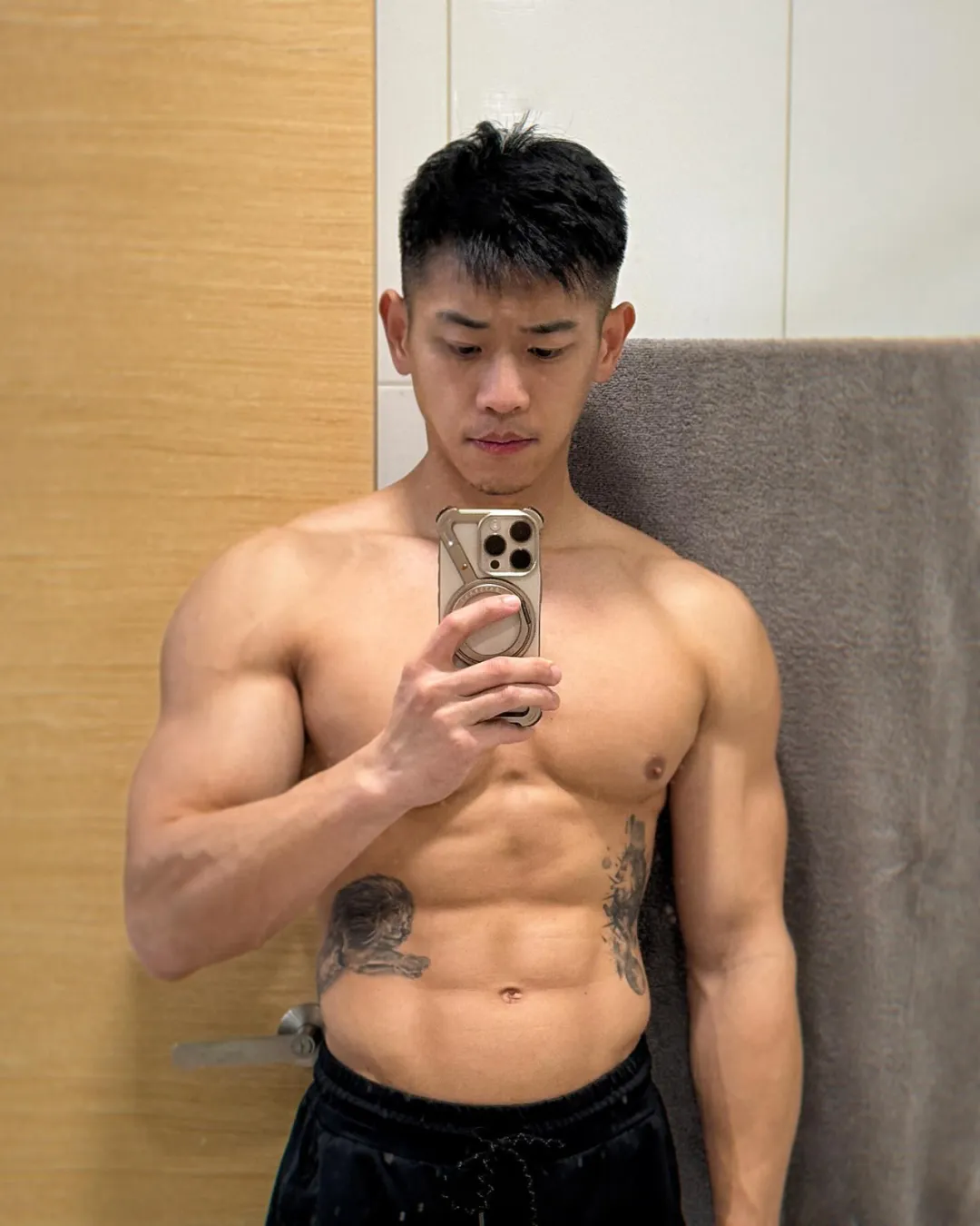 肌肉小哥爆火！这腱子肉顶奶挑战，硬核实力秀肌惊艳全场