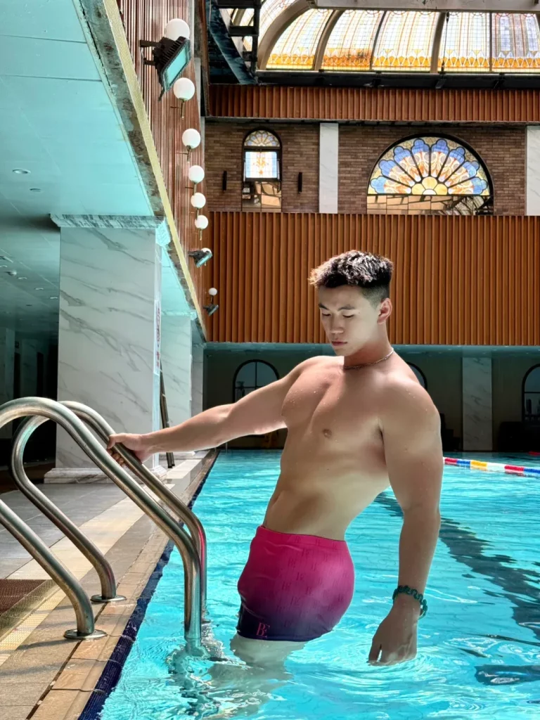 宽背窄腰白袜，183cm 肌肉型男秀完美身材迎接秋天