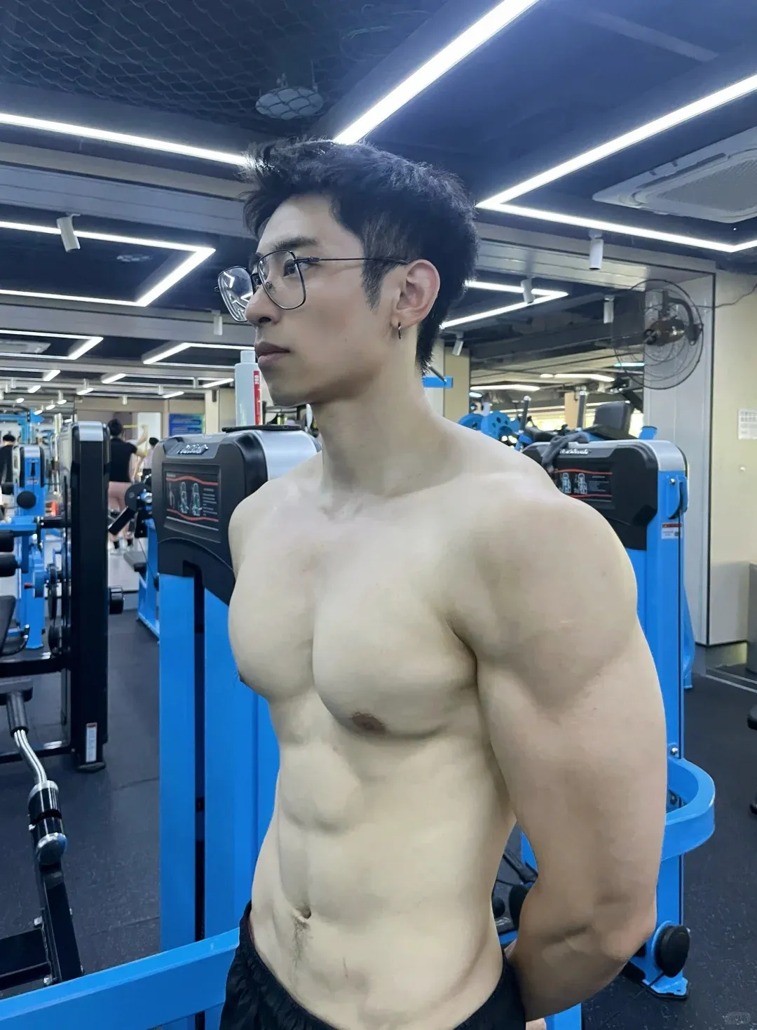 这个广州的斯文肌肉教练，居然可单次！