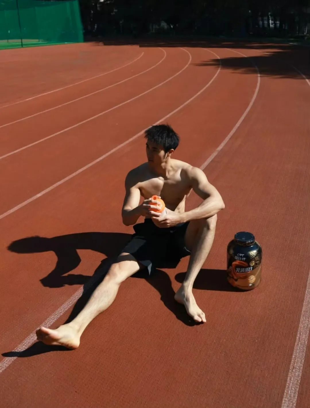广东田径体育生光脚与白袜，你很喜欢哪一种味道？