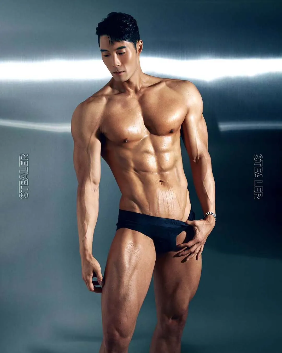 完美模特的肌肉叙事：为什么他穿内衣像艺术品？