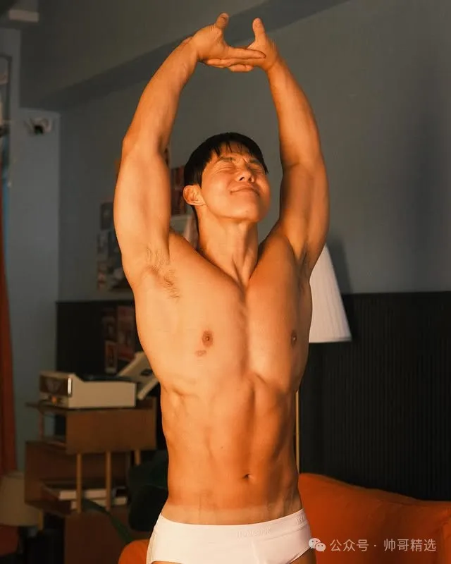 只着丁字裤黑皮肌肉男生 私密大超过写真全曝光
