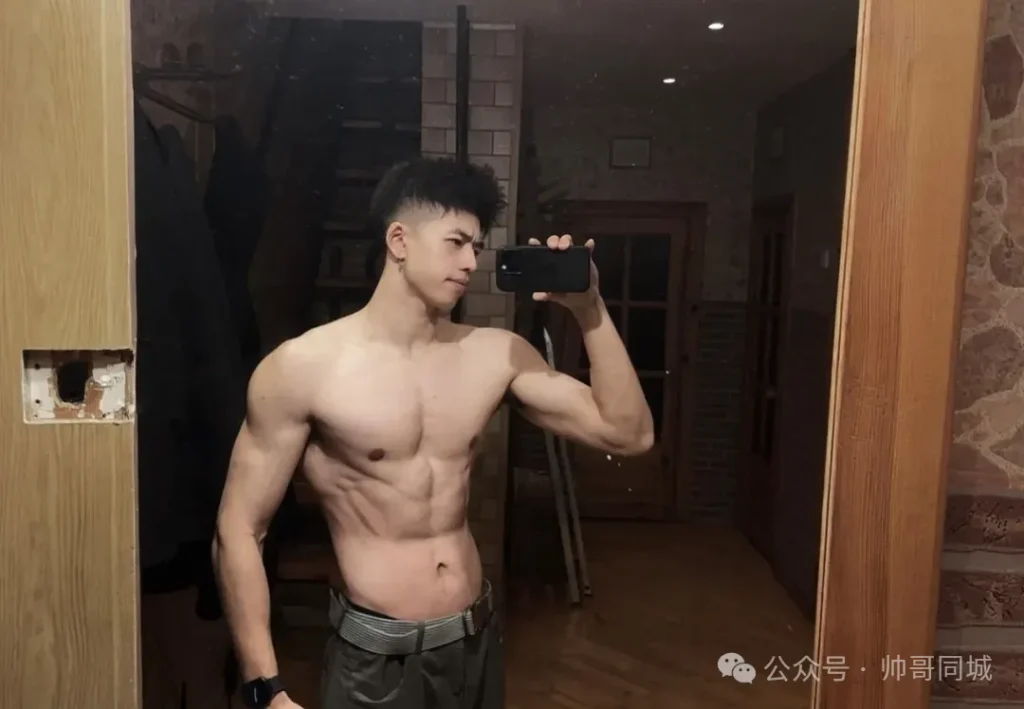 极品天菜体育生，两年后惊艳回归撩爆了！