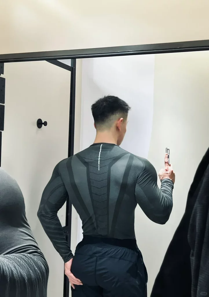 宽背窄腰白袜，183cm 肌肉型男秀完美身材迎接秋天