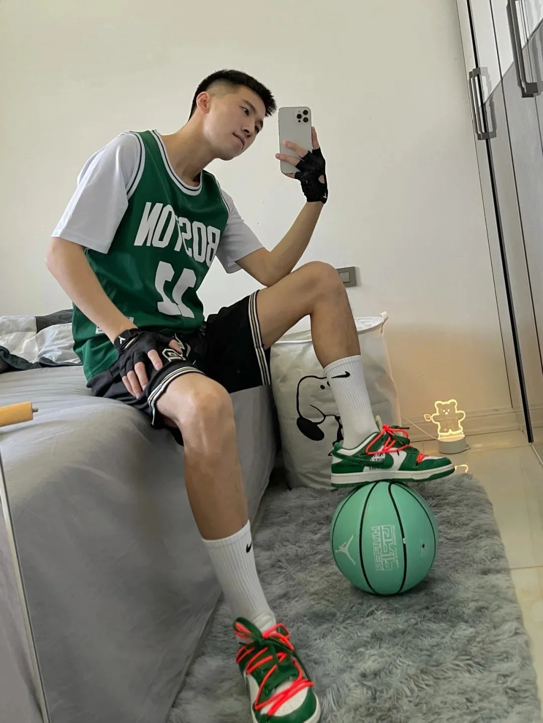 现在的体育生都喜欢迈腿自拍，长的真好看呀！