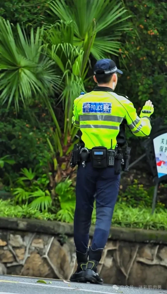 陈 sir 穿修身裤视频实力掩盖不住，竟还是寸头兵哥！