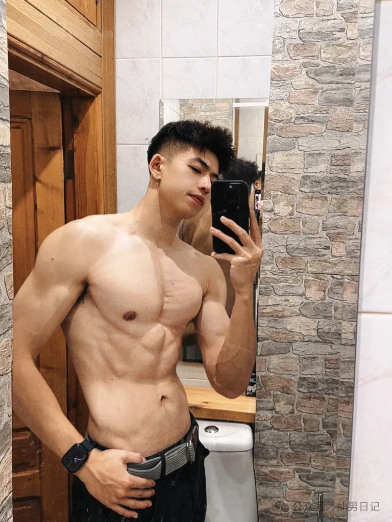 时隔两年，这个 188cm 体育生男大回来了……