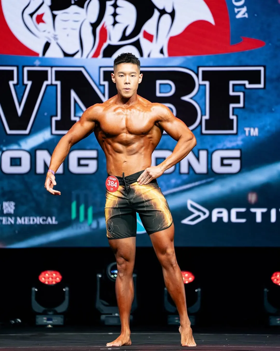 26 岁香港健身博主，硬核胸肌六块腹肌和鲨鱼线，这结实的身体硬邦邦！