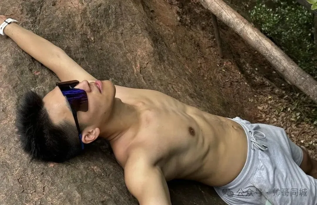 22 薄肌酷酷男孩，重庆粉粉嫩嫩帅哥！