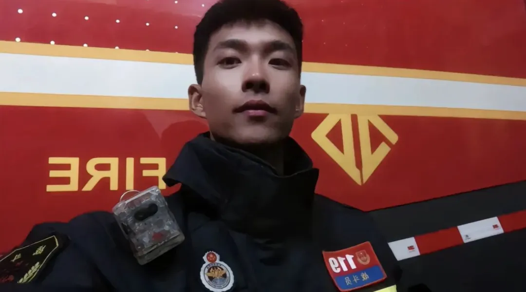 床上躺了累着的消防小哥怎么办？长腿身材真是绝了！