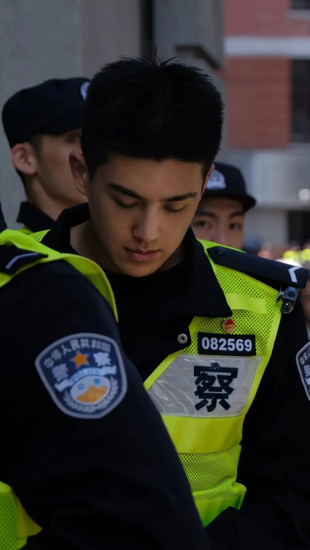 上海街头的特警一个比一个帅！五一你不来看看？