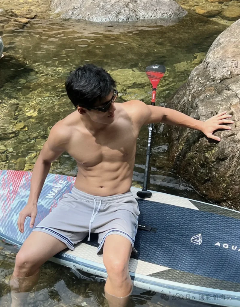 打篮球脱衣的运动男鼻子太顶了？粗壮大长腿实力强！
