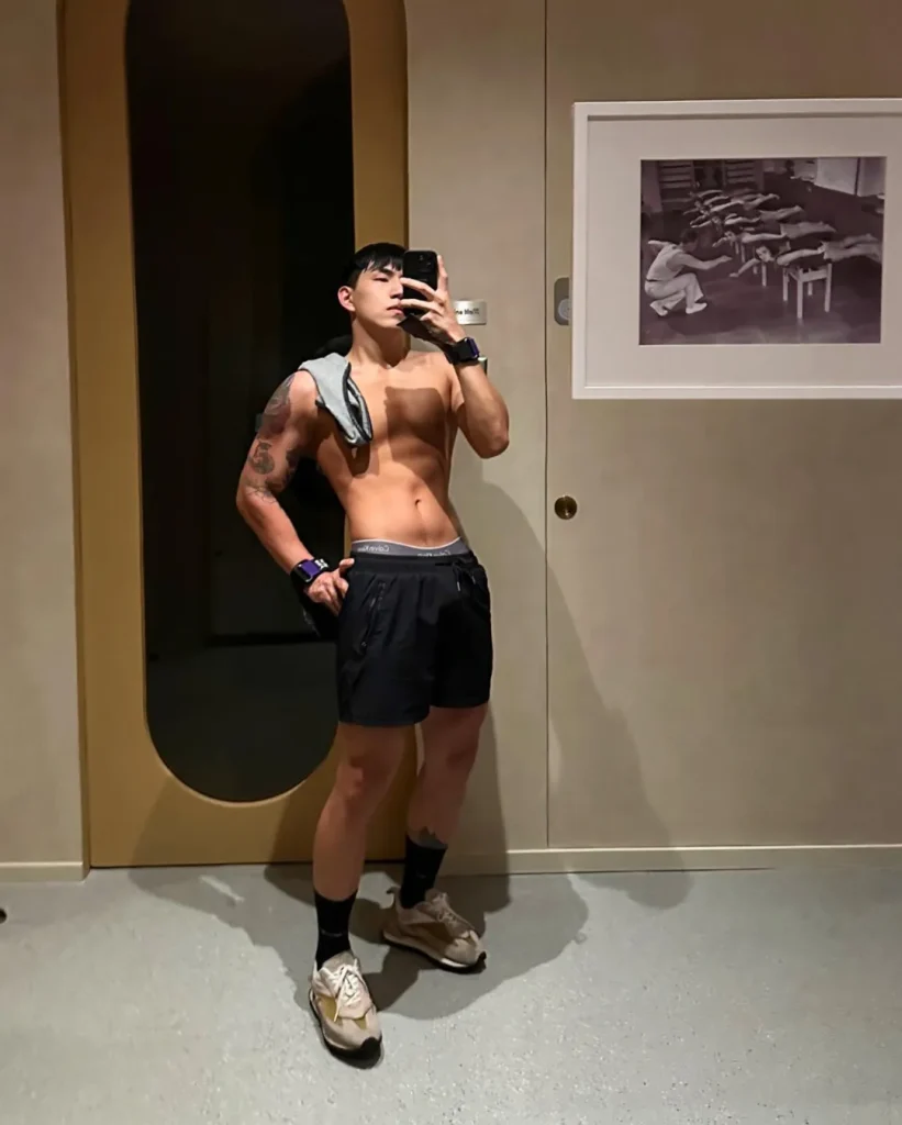 黑皮迷彩肌肉男下海拍大片！这兵哥长腿硬照撩翻全网！