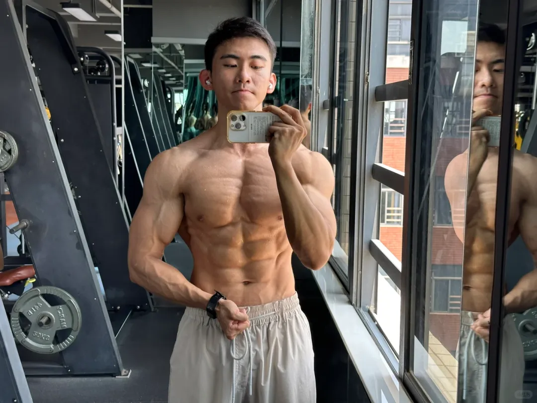 肌肉维度震撼全场，健体冠军小哥哥漫画般的肌肉！