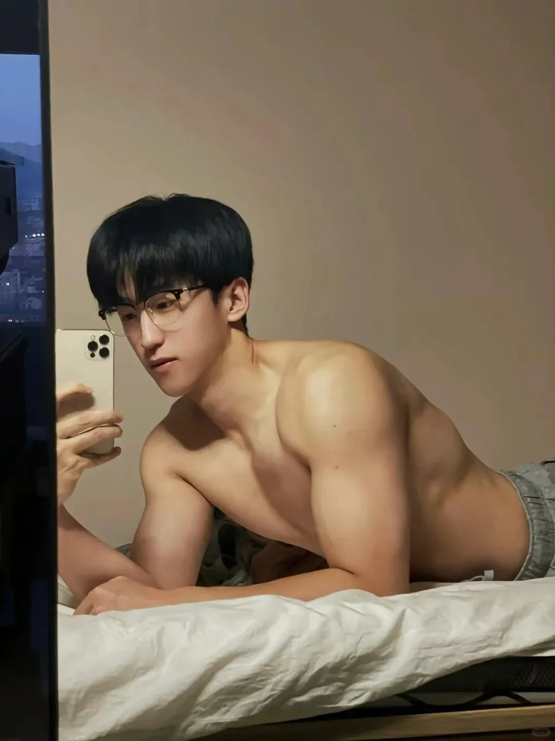 篮球场上的斯文大长腿男孩，阳光活力征服球场！