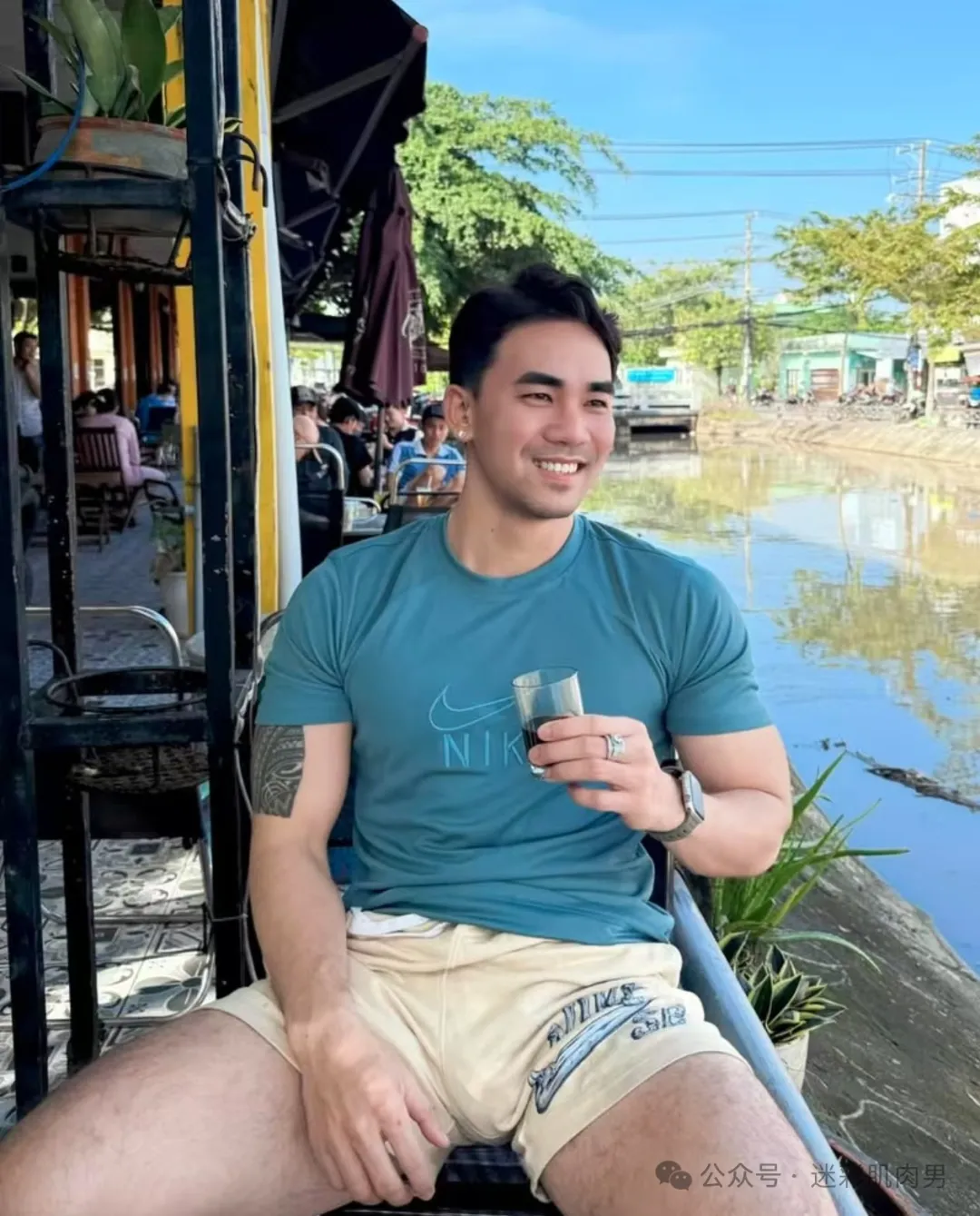河边和奶茶的壮男穿运动裤太短啦！这也太太太帅了吧！