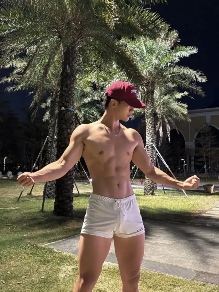 黑皮小哥玩划艇腹肌太美，广西小伙从不让人失望！