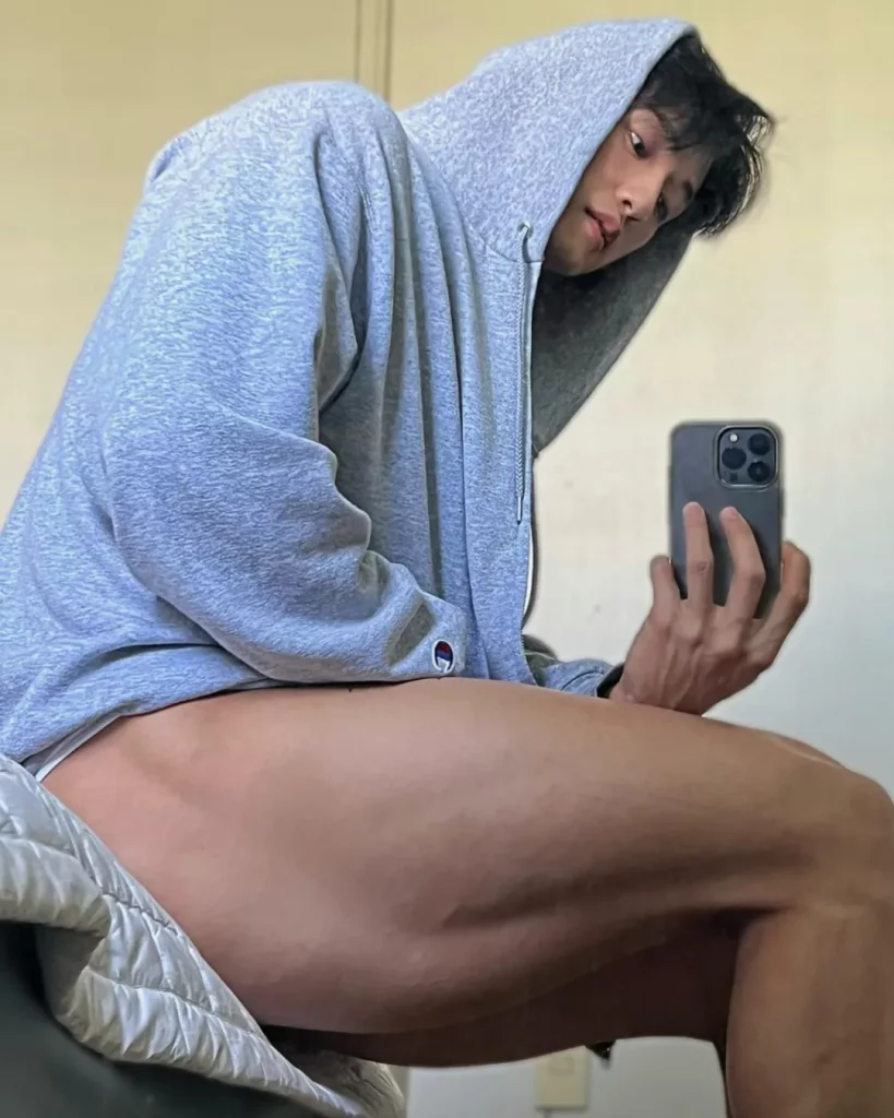 黑皮健身大神亮色泳裤海滩秀肌肉，身材太撩了！