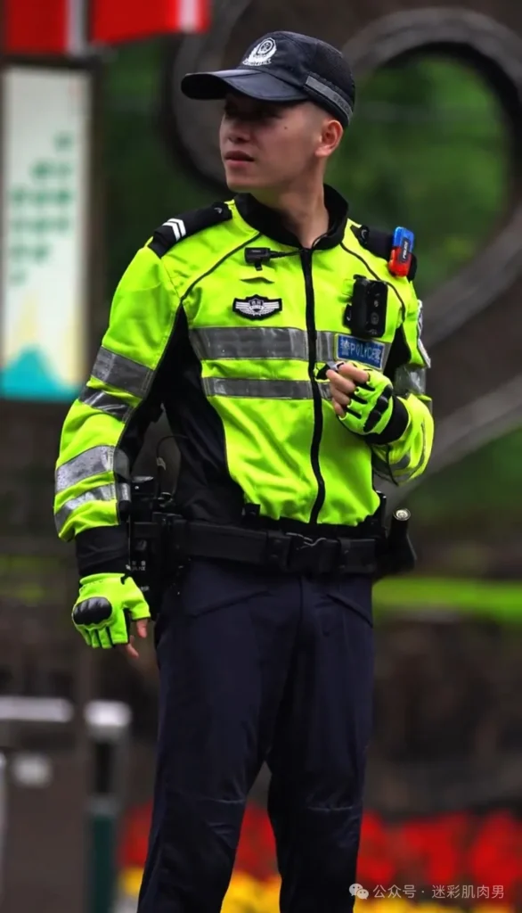 陈 sir 穿修身裤视频实力掩盖不住，竟还是寸头兵哥！