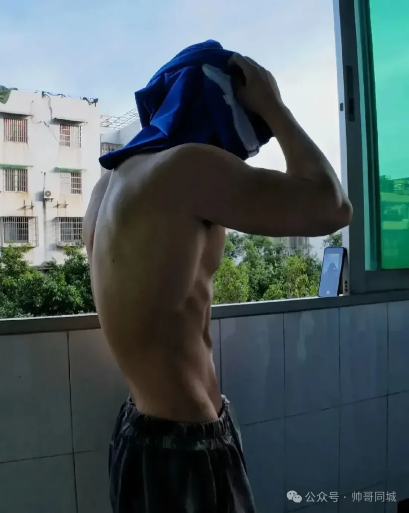 185cm 东北黑皮体育生，壁垒分明的肌肉！