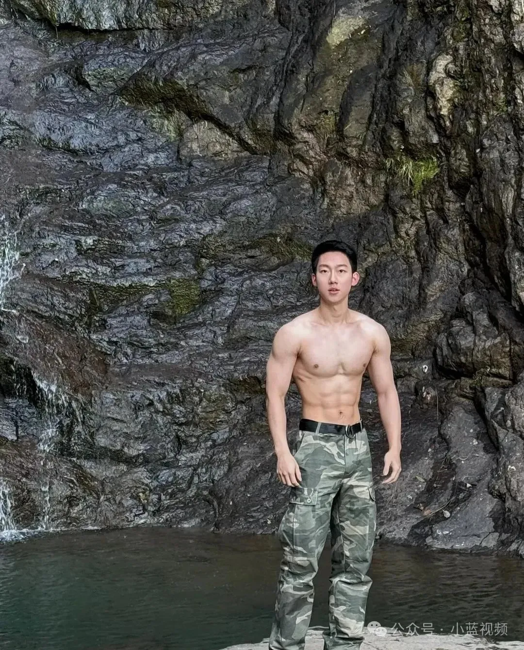 02 年退役兵哥哥，阳光型男颜值身材双在线！