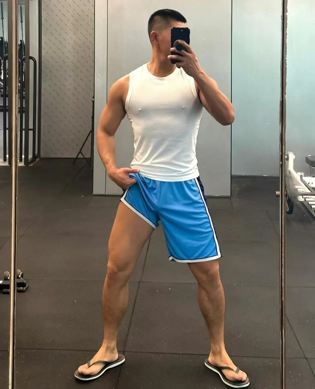 ig 上穿吊带的寸头弟弟也太有型了，看看谁又可以啦！