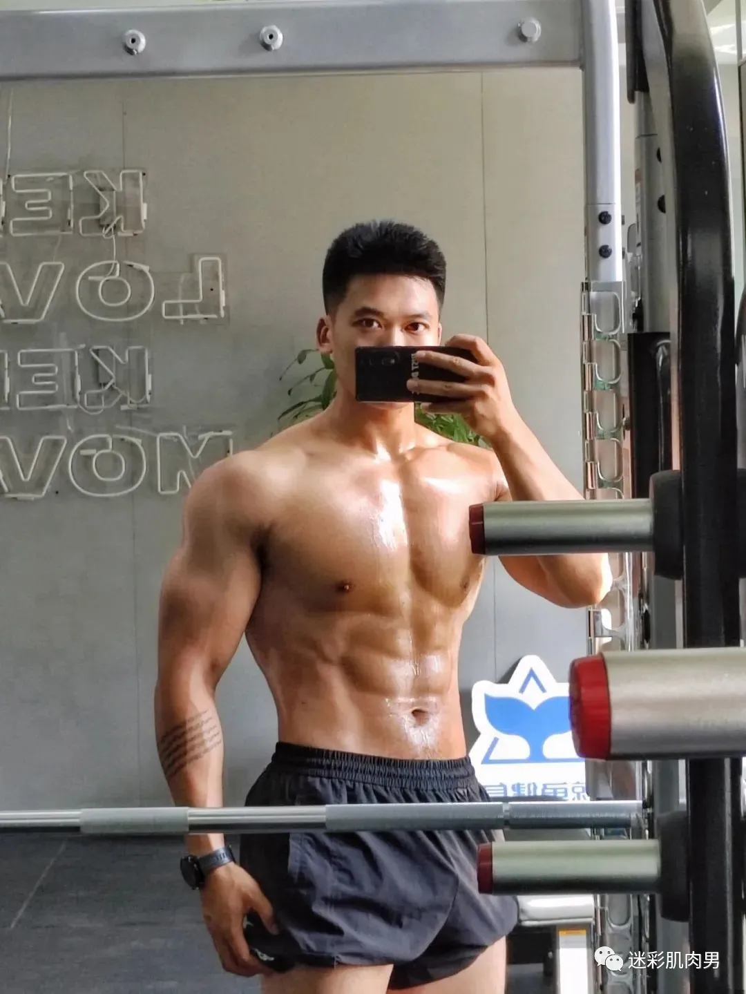 黝黑肌肉型男长得太好了，男人味十足！