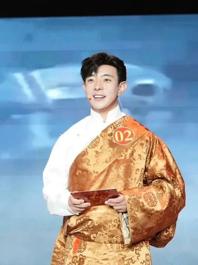 春晚西藏分会场男主持太帅了！藏族帅哥真是多！