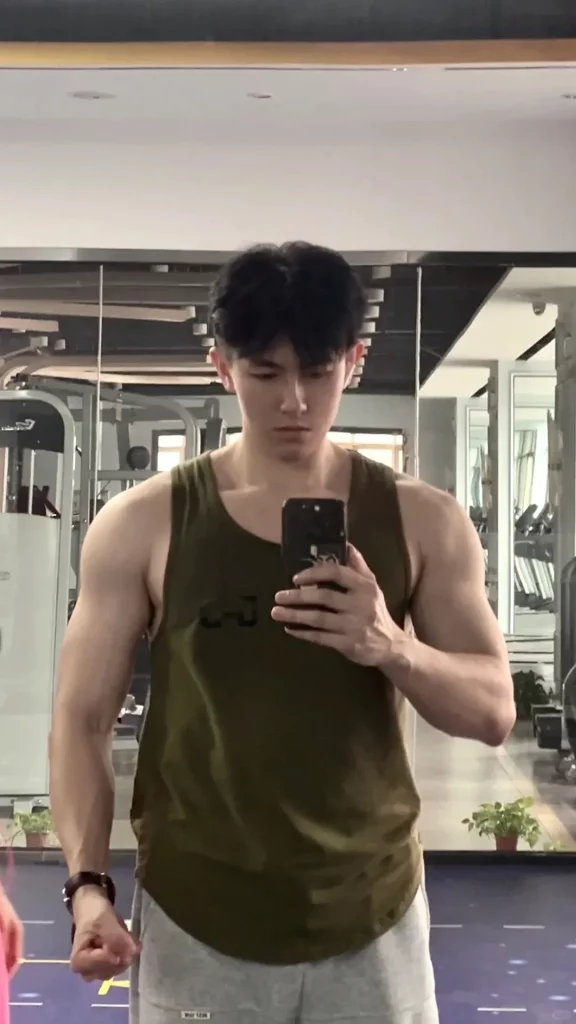 迷彩型男 " 私教！长的太帅啦！