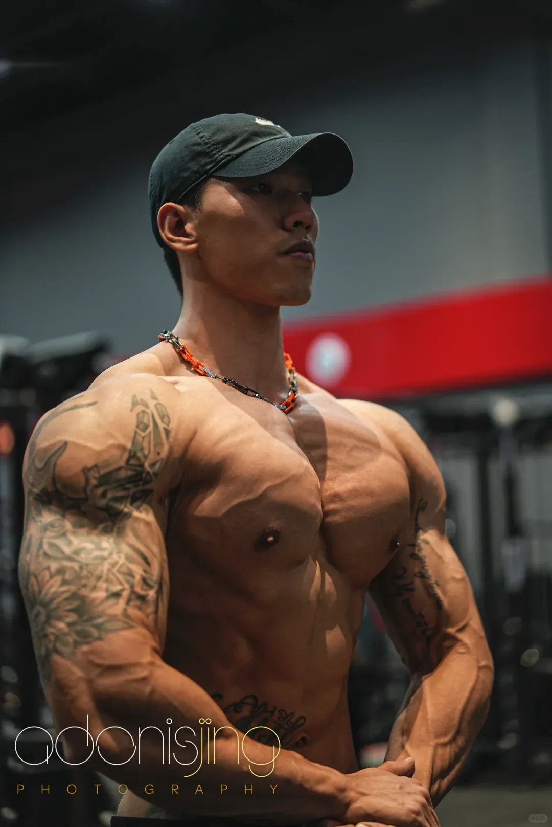 刘京镜头下的阳刚脂包肌：这位肌肉小哥哥如何打造完美身材