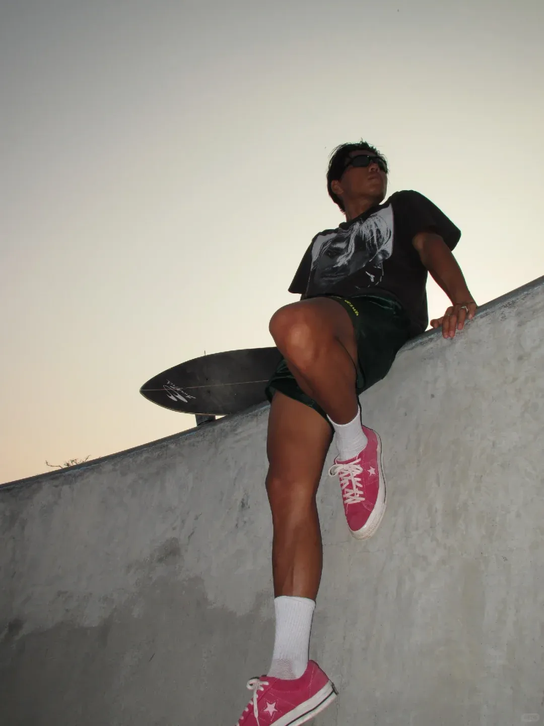 00 后黑皮薄肌男神上线！这身腱子肉太上头了！