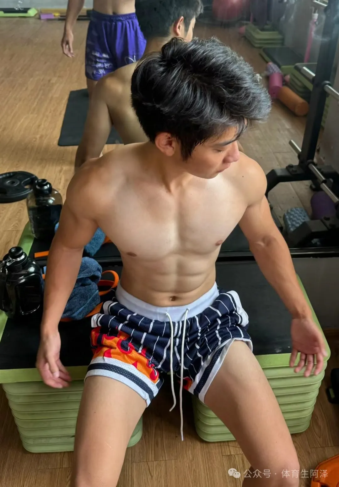 185 黑皮白袜体育生，八块腹肌超迷人，更衣室大片写真好诱惑......