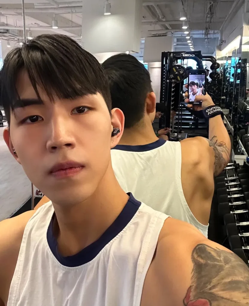 黑皮迷彩肌肉男下海拍大片！这兵哥长腿硬照撩翻全网！