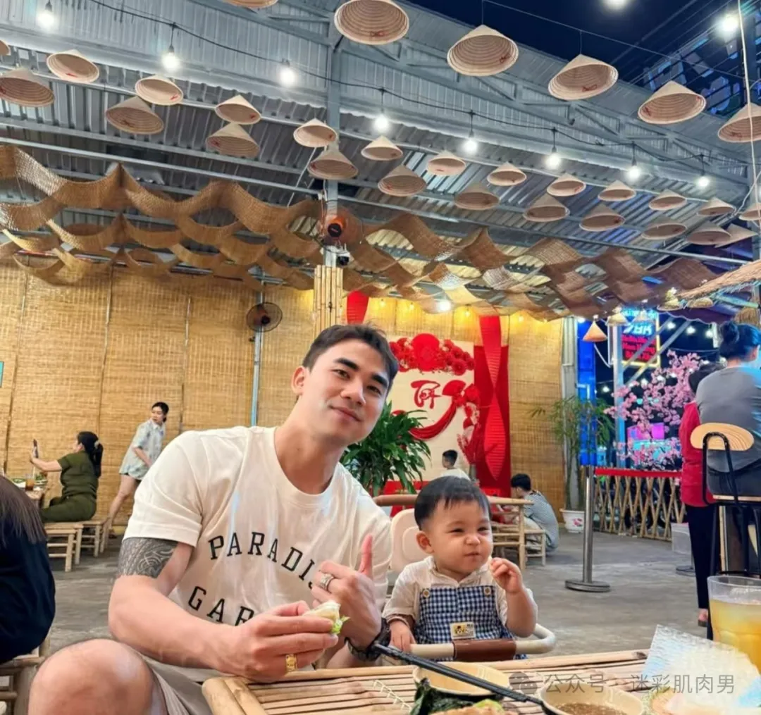 河边和奶茶的壮男穿运动裤太短啦！这也太太太帅了吧！